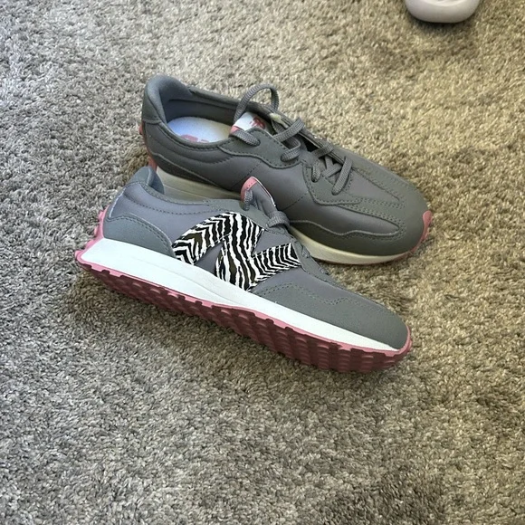 New Balance Gray & Pink 327 Lace-Up Sneakers - Picture 2 of 5